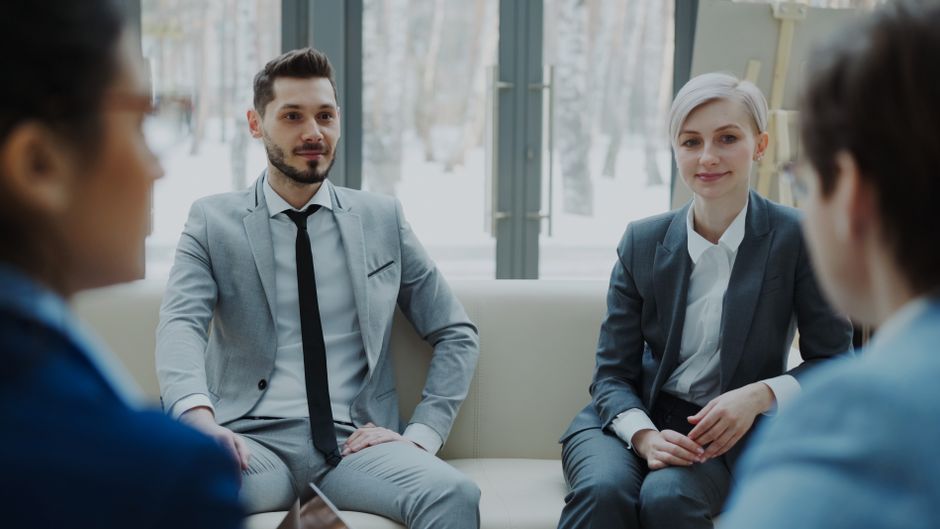 Poslovni sastanak profesionalaca u odijelima u modernom uredu