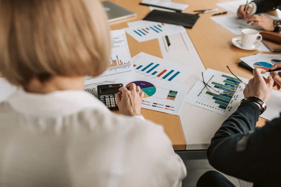 Pregled financijskih grafova i kalkulacija u uredu